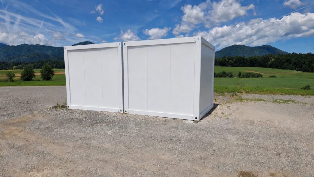 Bivalni kontejner ContBlox 3x3 na zeleni lokaciji